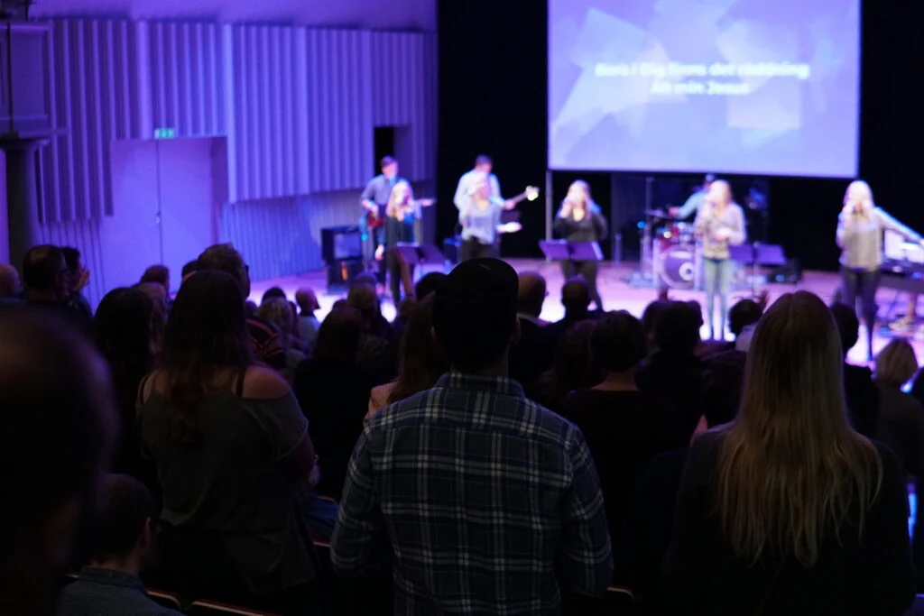 Skillnaden mellan en frikyrka och Svenska kyrkan